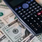 Kalkulator dan uang tunai untuk perencanaan anggaran dan perhitungan modal
